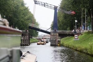 The lift bridge into Den Bosch closing before we get under it.. but high enough for us to pass.